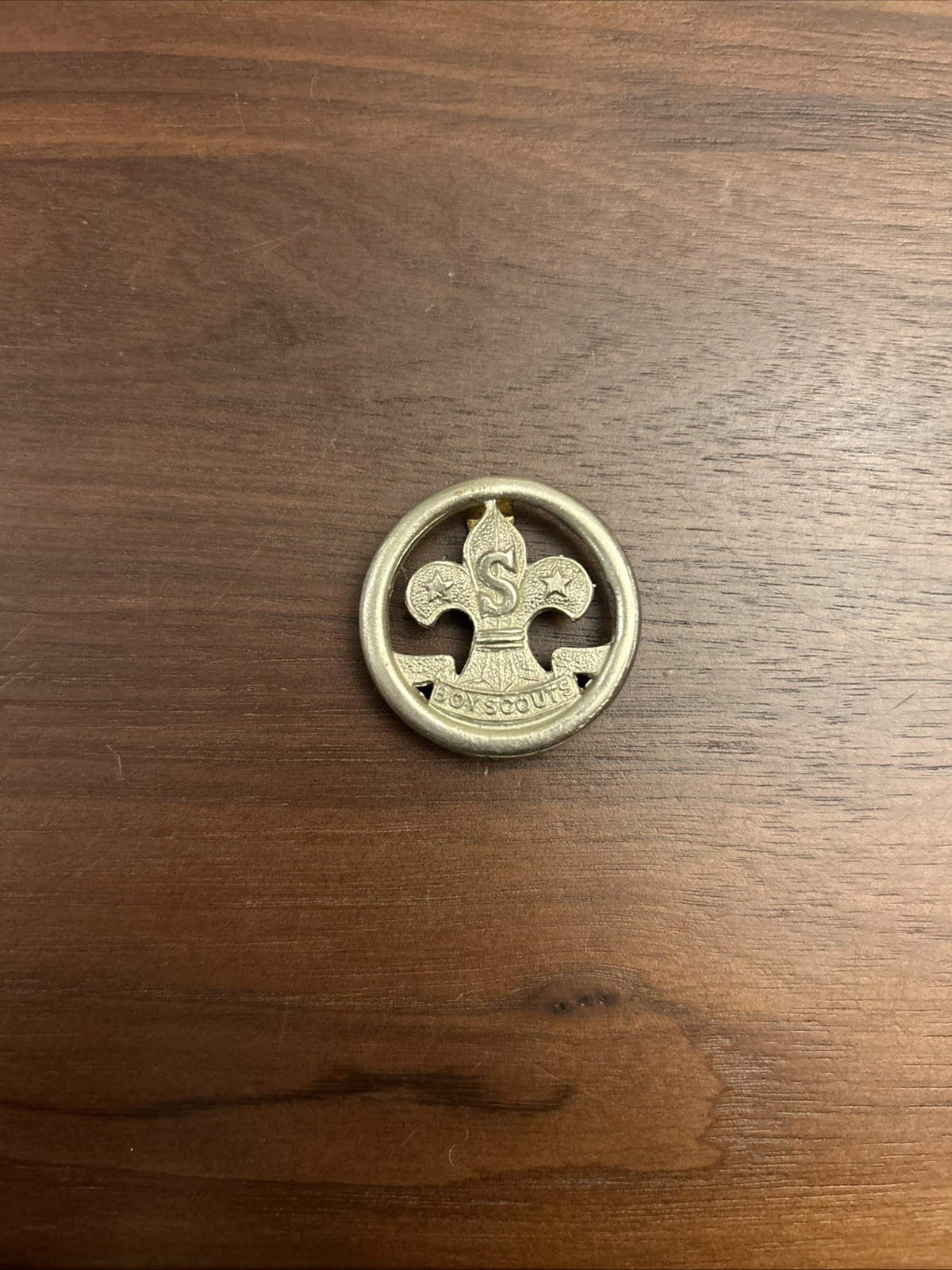 1950’s UNITED KINGDOM (UK) / BRITISH SCOUTS – SENIOR SCOUT (SS) METAL HAT BADGE